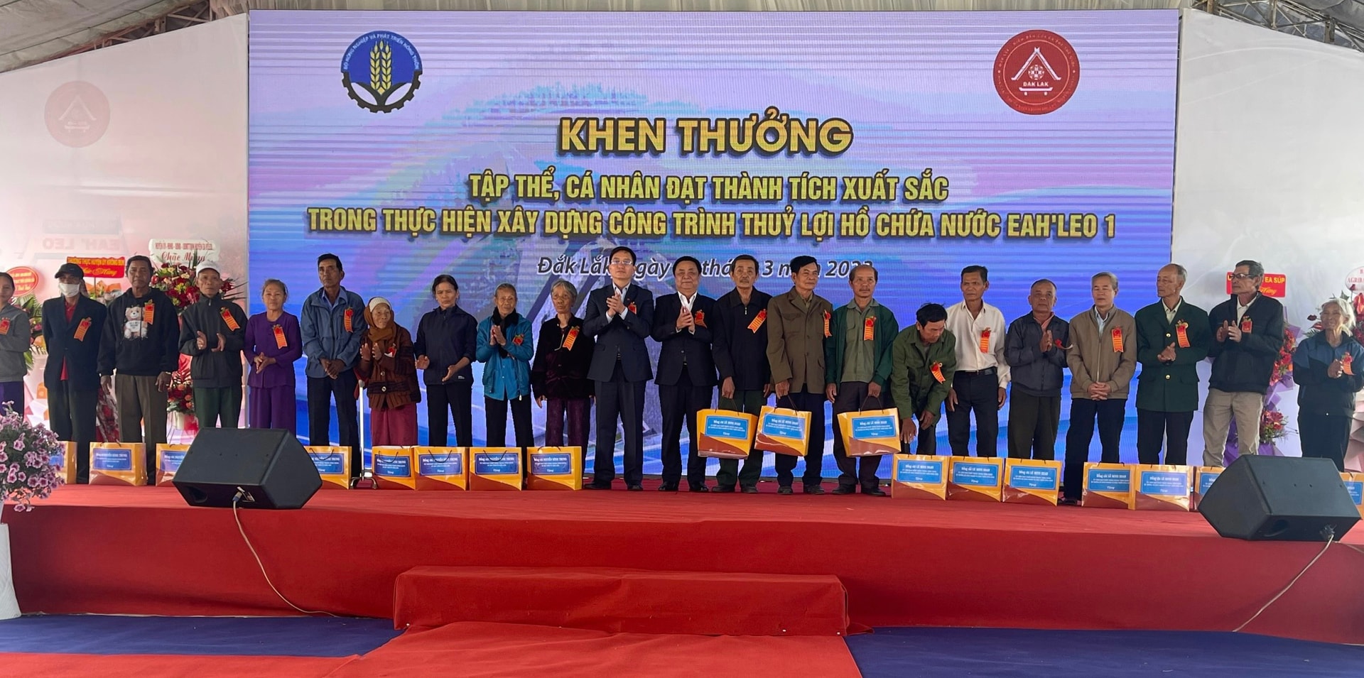 Phó thủ tướng Chính phủ Trần Lưu Quang, cùng  Bộ trưởng Bộ Nông nghiệp và Phát triển nông thôn Lê Minh Hoan và Bí thư Tỉnh ủy Đắk Lắk Nguyễn Đình Trung trao 40 phần quà cho gia đình chính sách, hộ nghèo.