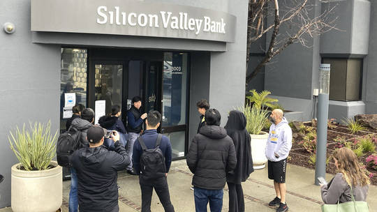 Bên ngoài một chi nhánh của Ngân hàng Thung lũng Silicon (SVB). Ảnh: AP