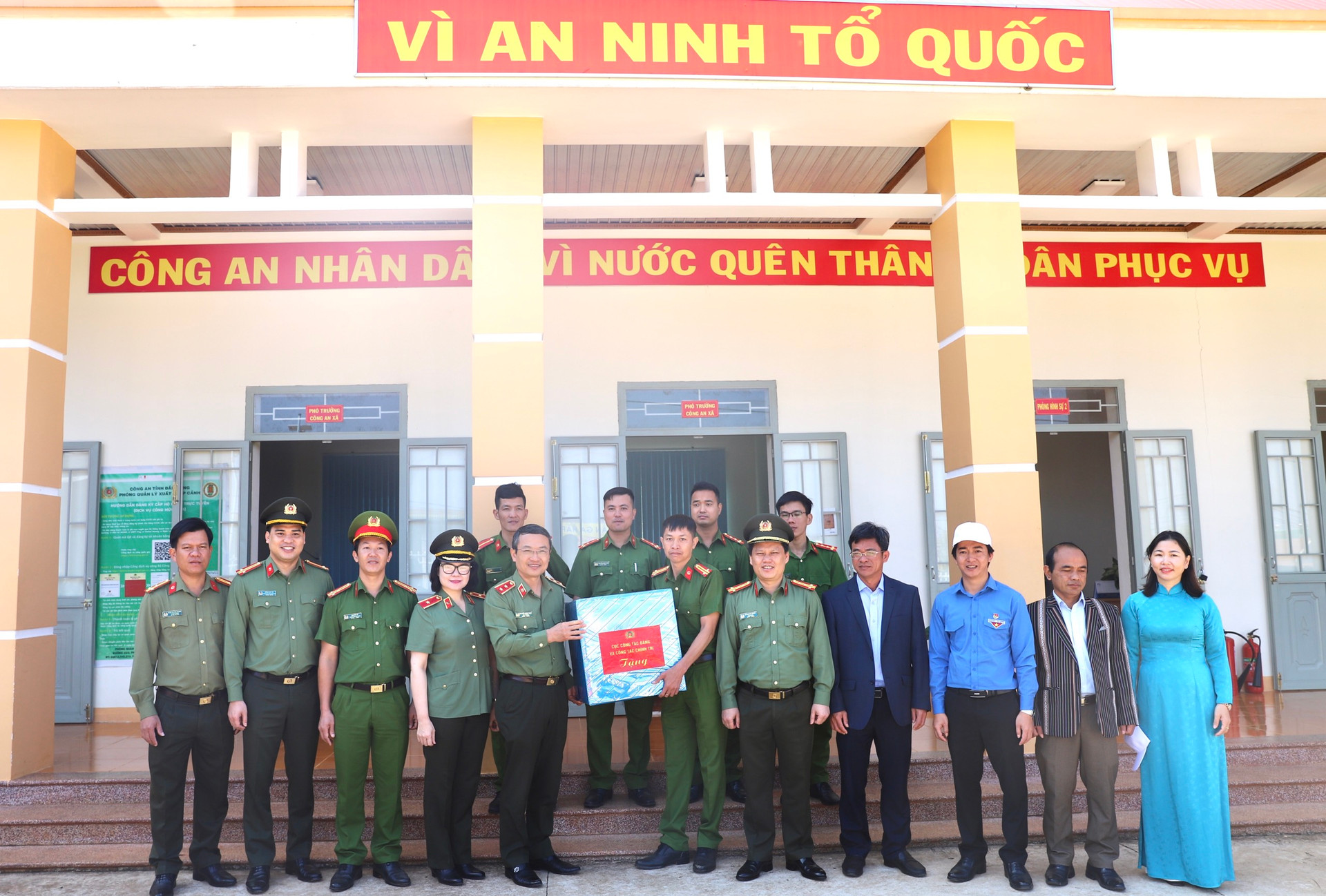 Trung tướng Nguyễn Ngọc Toàn, Cục trưởng Cục công tác đảng và công tác chính trị Bộ Công an cùng đoàn công tác trao tặng quà cho Công an xã biên giới Đắk Búk So.