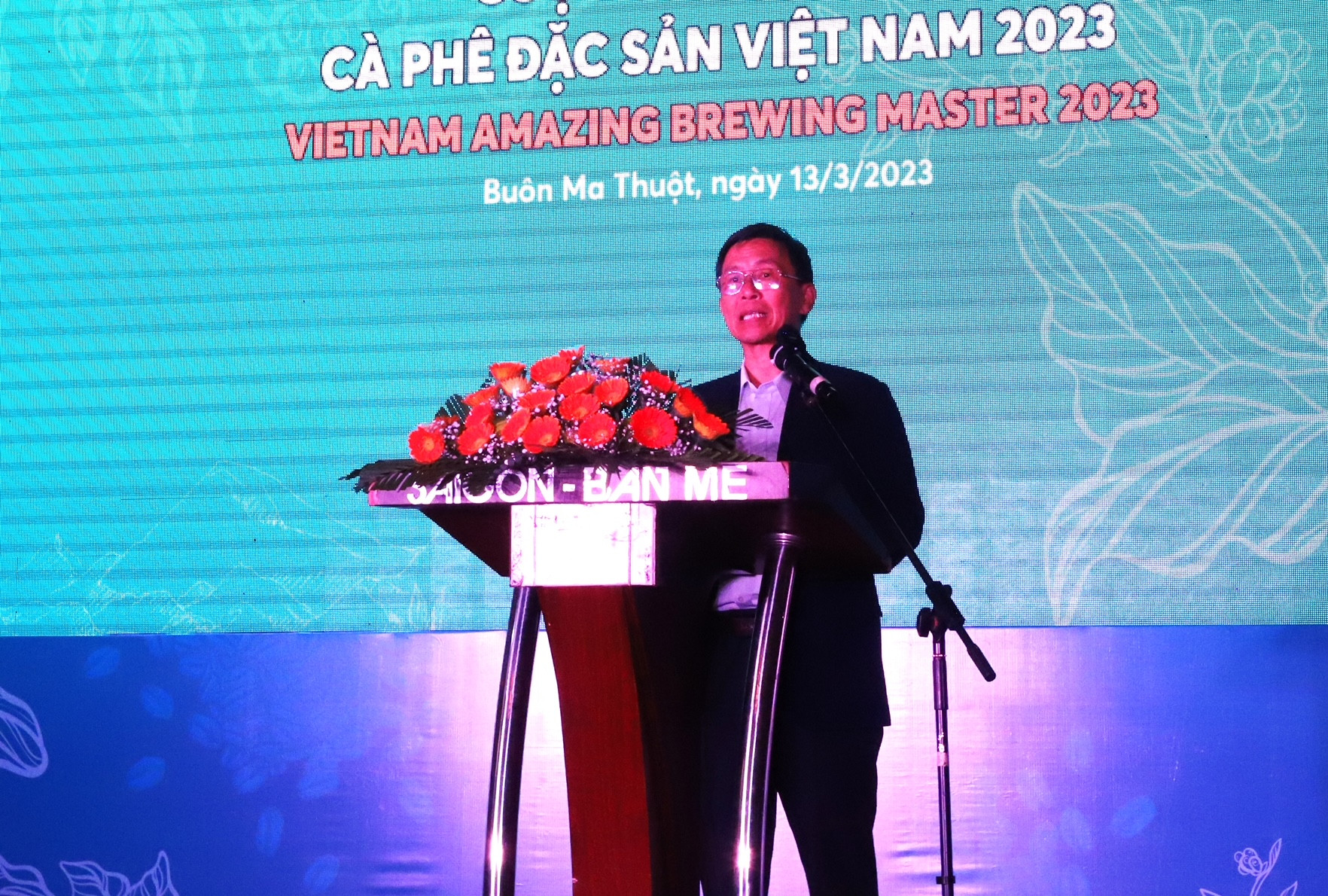 Chủ tịch Hiệp hội Cà-phê Buôn Ma Thuột Trịnh Đức Minh, Trưởng Ban tổ chức Cuộc thi pha chế cà-phê đặc sản Việt Nam năm 2023 phát biểu bế mạc cuộc thi.