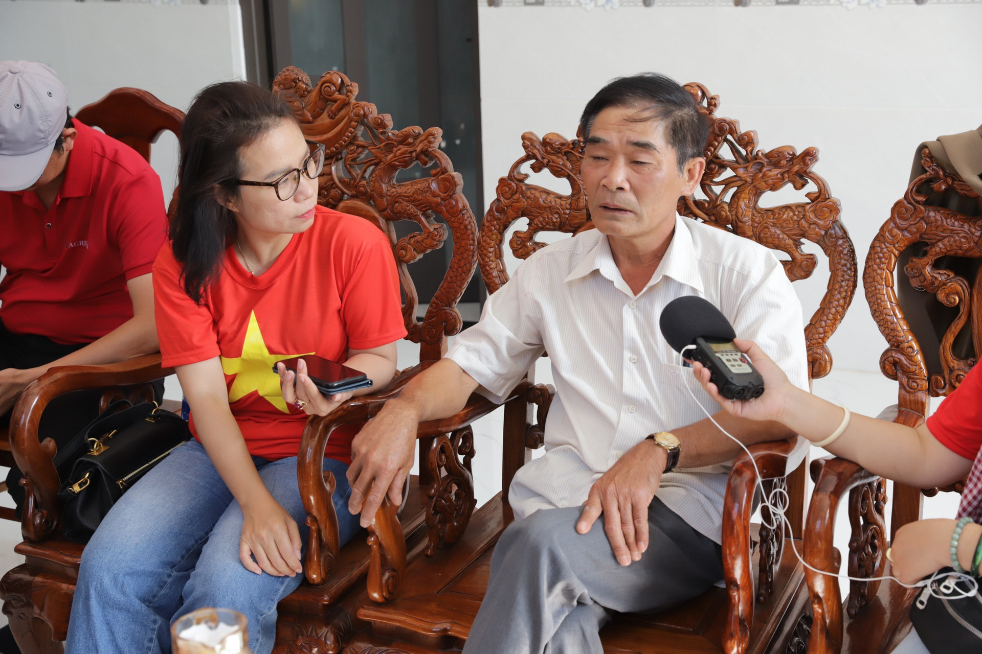Nông dân Nguyễn Văn Thành trao đổi về cách sử dụng hiệu quả đồng vốn vay của Ngân hàng Agribank để phát triển kinh tế hộ gia đình.