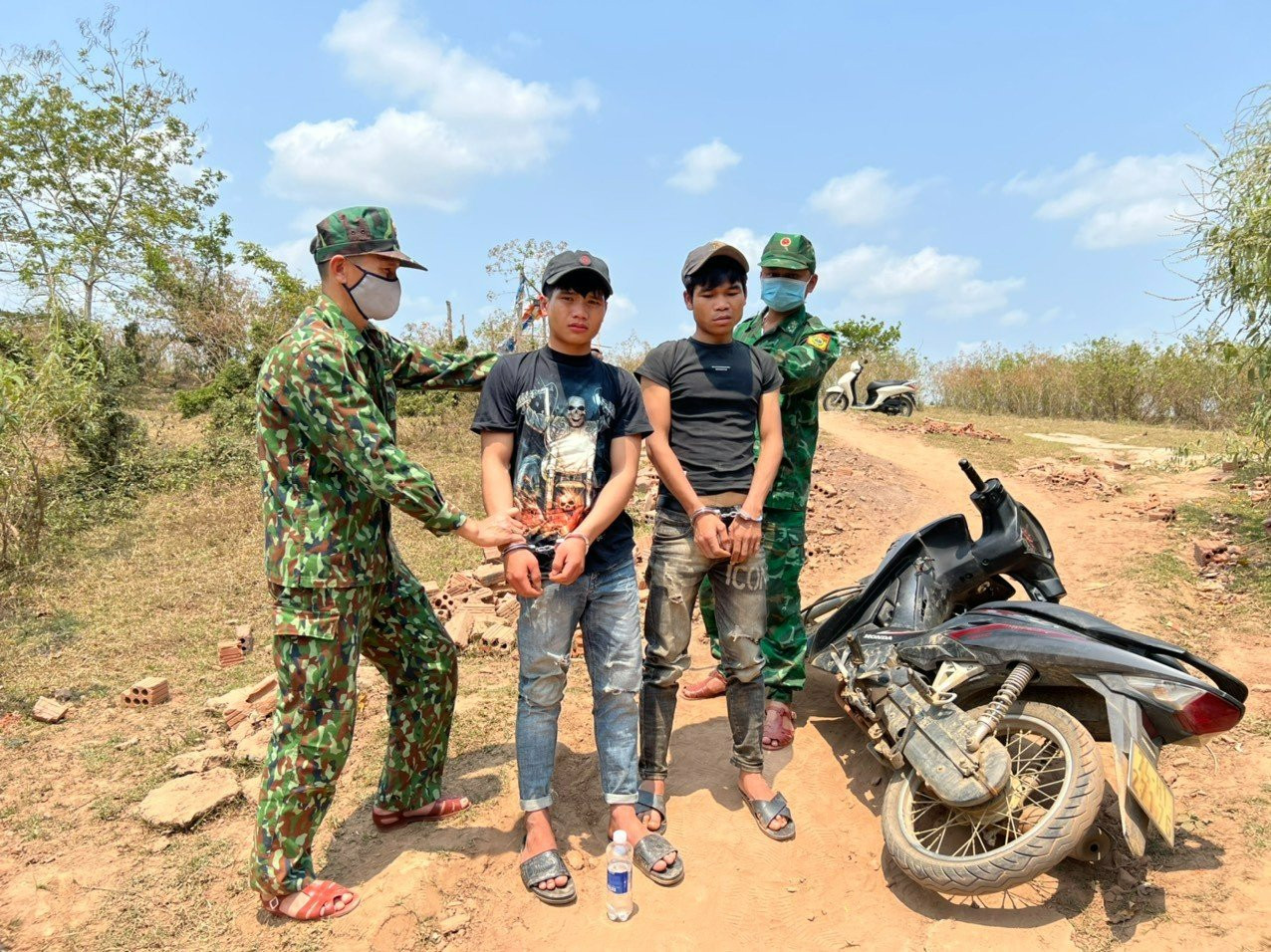 Lực lượng chức năng tại tỉnh Quảng Trị phát hiện, bắt giữ 2 đối tượng tàng trữ ma túy trái phép.