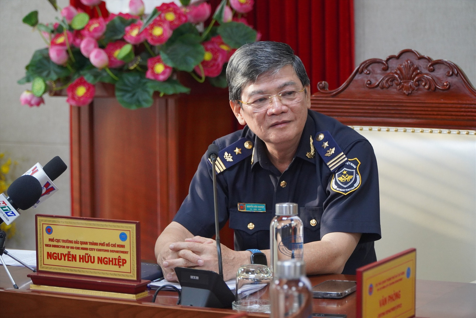 Ông Nguyễn Hữu Nghiệp cung cấp thông tin cho báo chí về việc 4 tiếp viên hàng không vận chuyển ma  túy về Việt Nam.