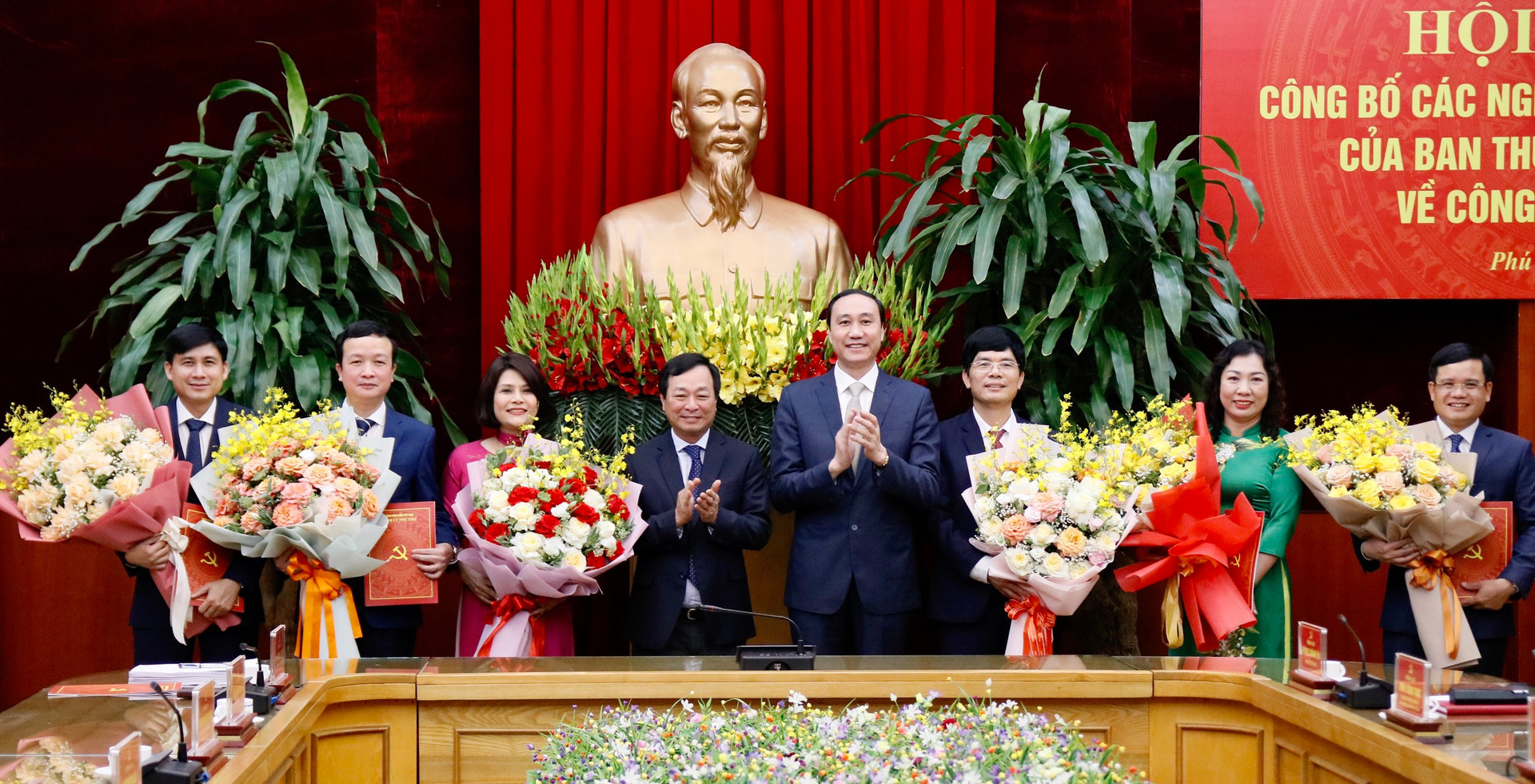 Ông Bùi Văn Quang và ông Phùng Khánh Tài tặng hoa chúc mừng các đồng chí được điều động, bổ nhiệm .