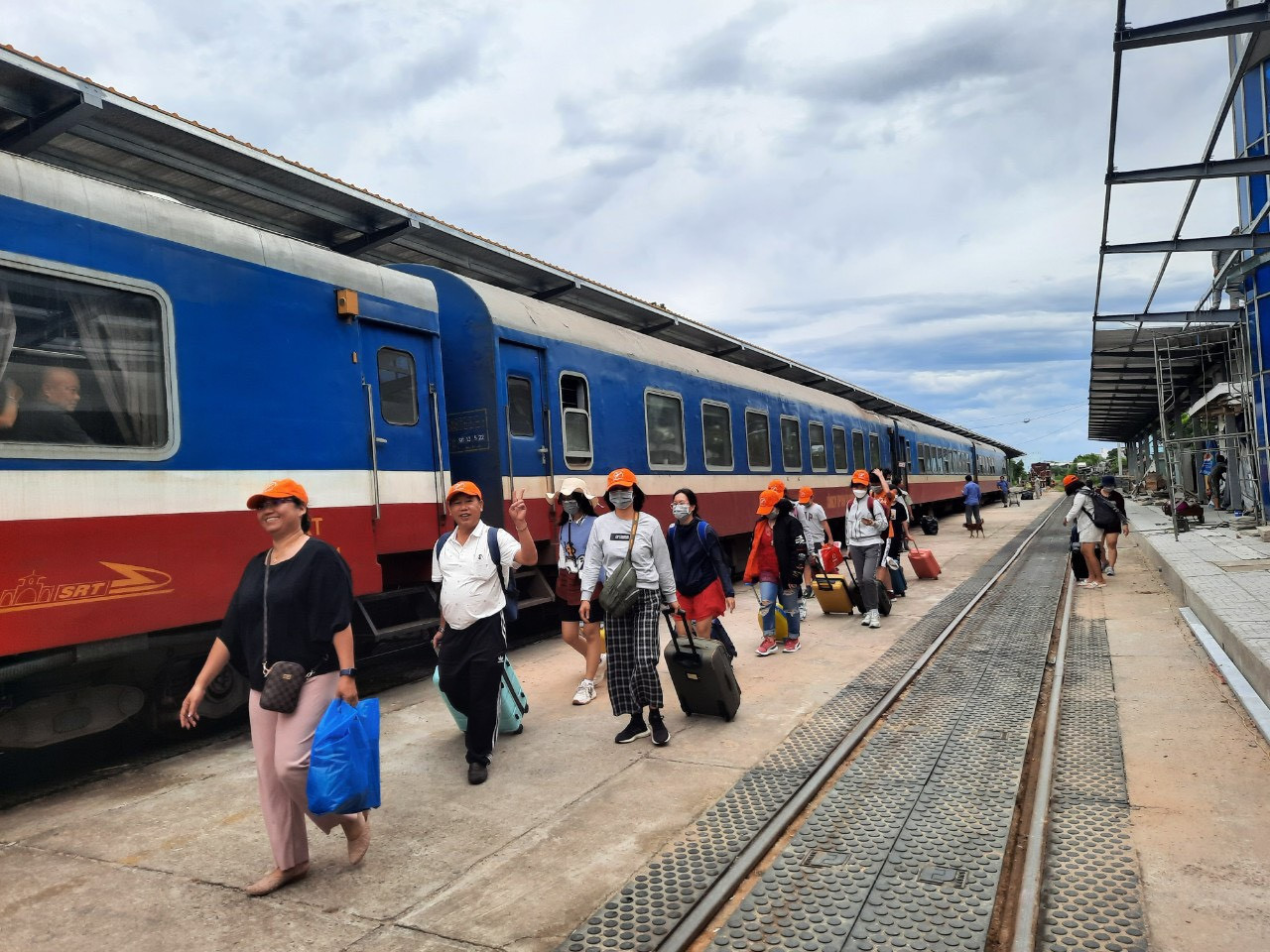 Tour du lịch bằng phương tiện tàu lửa cũng hút khách.