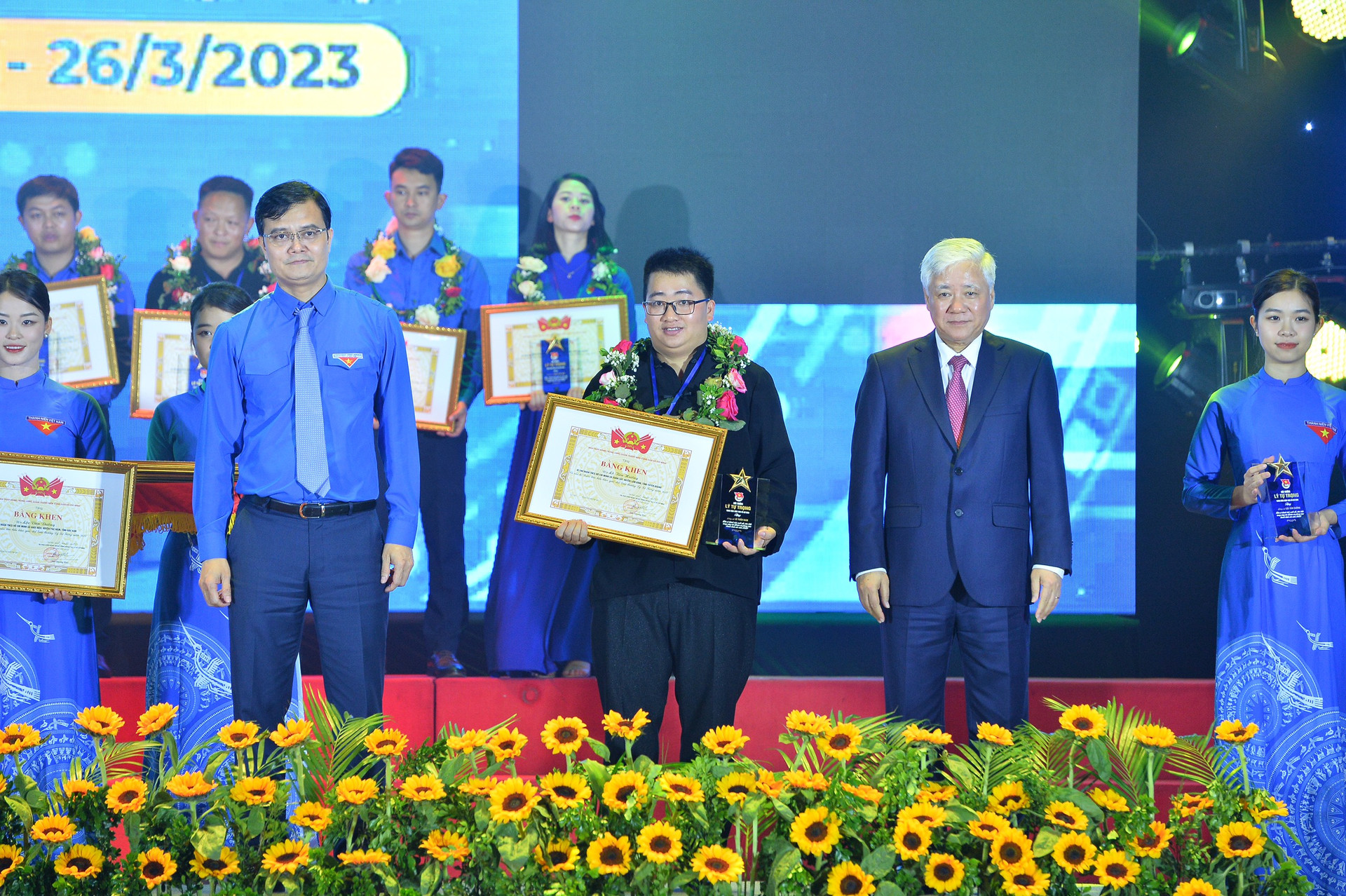 Chủ tịch Đỗ Văn Chiến và Bí thư thứ nhất Trung ương Đoàn trao giải thưởng Lý Tự Trọng cho cán bộ đoàn tiêu biểu.
