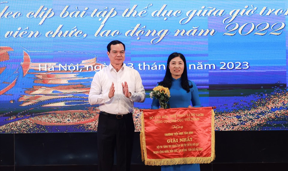 hủ tịch Tổng Liên đoàn Lao động Việt Nam Nguyễn Đình Khang trao giải Nhất cho Clip đạt giải.