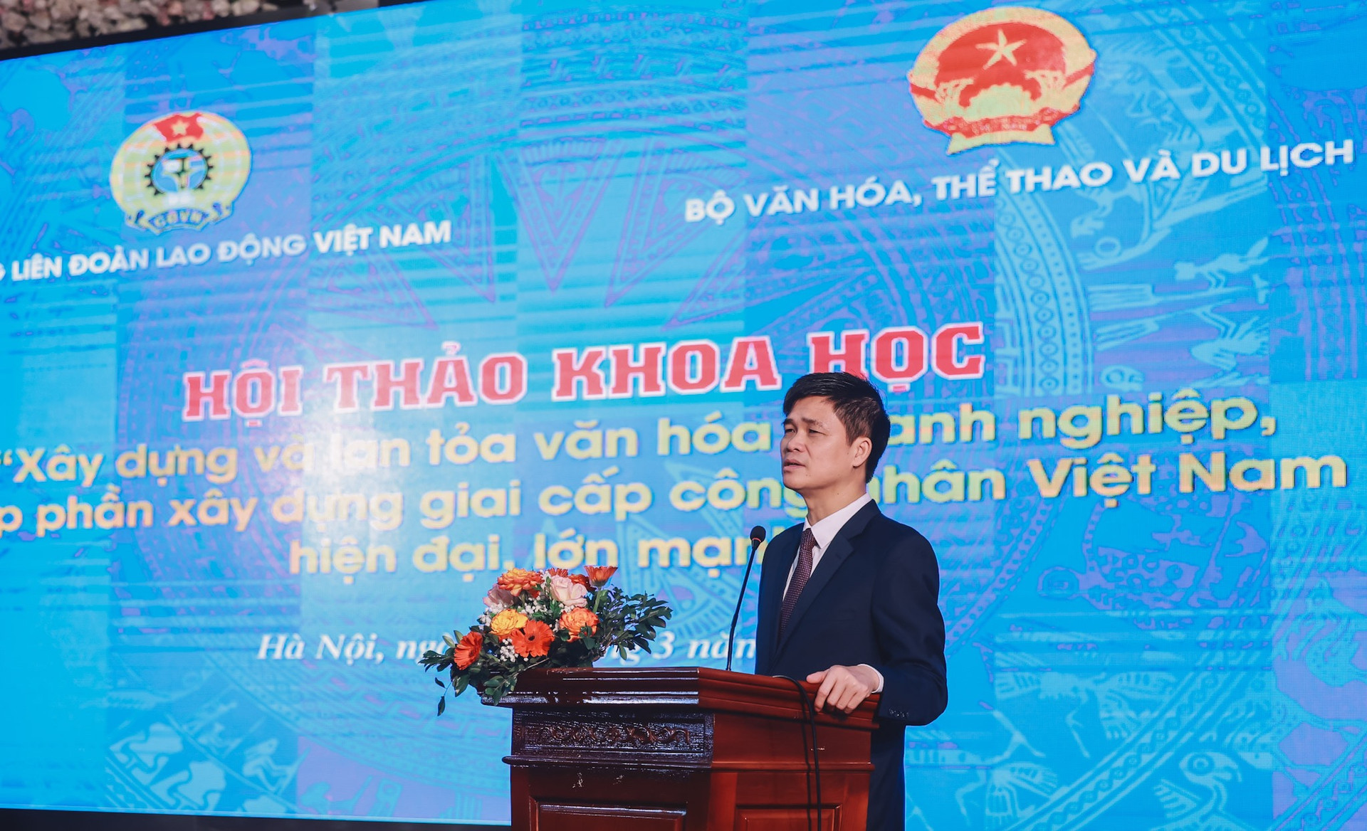 Ông Ngọc Duy Hiểu, Phó Chủ tịch Tổng Liên đoàn Lao động Việt Nam phát biểu tại hội thảo.