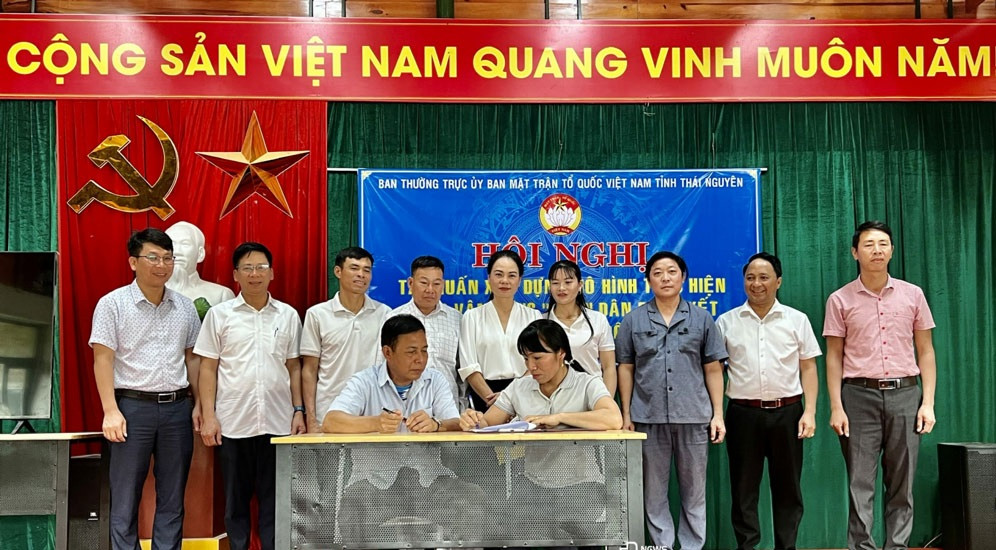 Các đại biểu chứng kiến Ủy ban MTTQ xã Bình Sơn ra mắt mô hình khu dân cư tự quản bảo vệ môi trường tại xóm Khe Lim.