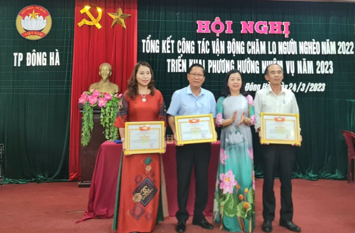 Trong khuôn khổ hội nghị, Ủy ban MTTQ Việt Nam TP đã tặng giấy khen cho 5 tập thể, 3 cá nhân có thành tích xuất sắc trong công tác chăm lo cho người nghèo năm 2022.