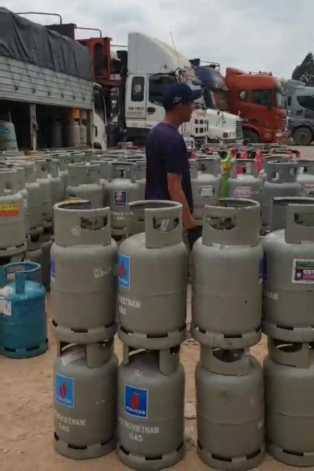 Quản lý thị trường thành phố phát hiện hàng ngàn chai gas không hóa đơn.