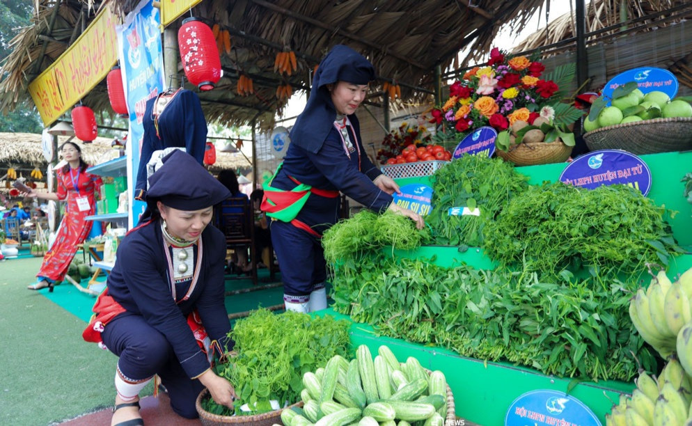 Phụ nữ người dân tộc Dao huyện Đại Từ chuẩn bị nông sản giới thiệu tại Ngày hội.