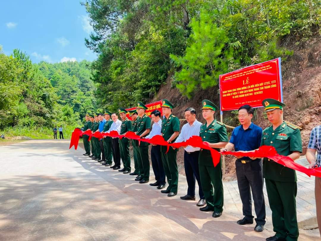 Lễ khánh thành công trình “Thắp sáng đường tuần tra biên giới” do Agribank Chi nhánh Lạng Sơn tài trợ.