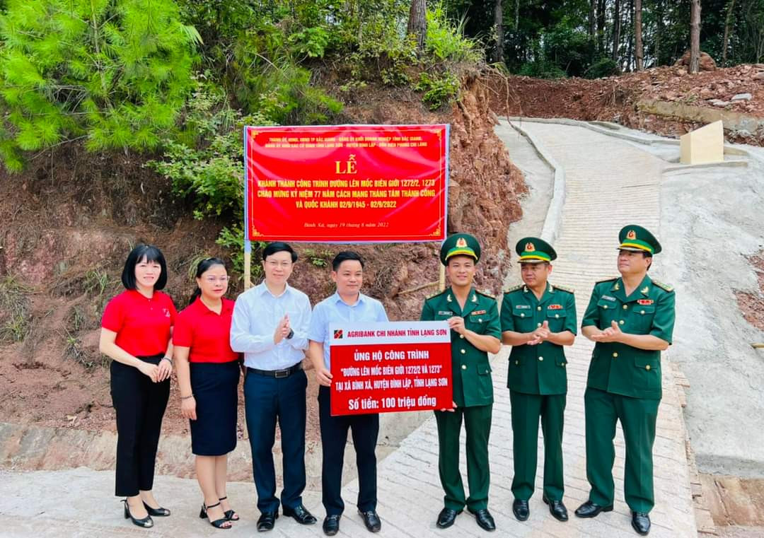 Agribank Chi nhánh Lạng Sơn trao tặng kinh phí hỗ trợ công trình.