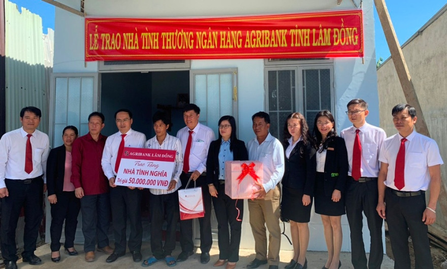 Agribank Chi nhánh Lâm Đồng tổ chức Lễ bàn giao nhà tình nghĩa, tình thương cho 10 hộ đồng bào dân tộc thiểu số.