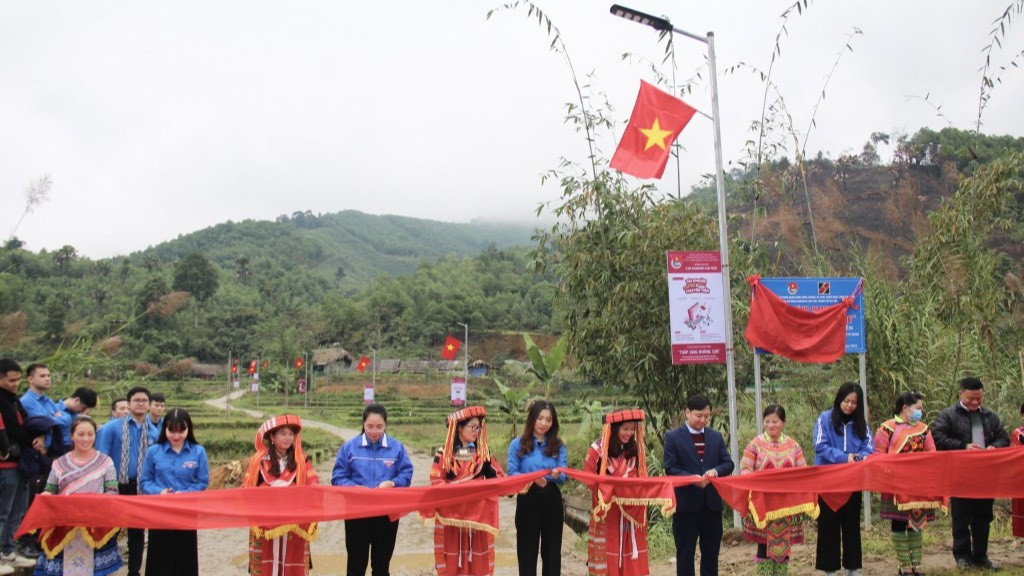 Khánh thành công trình “Thắp sáng đường quê tại Tuyên Quang”