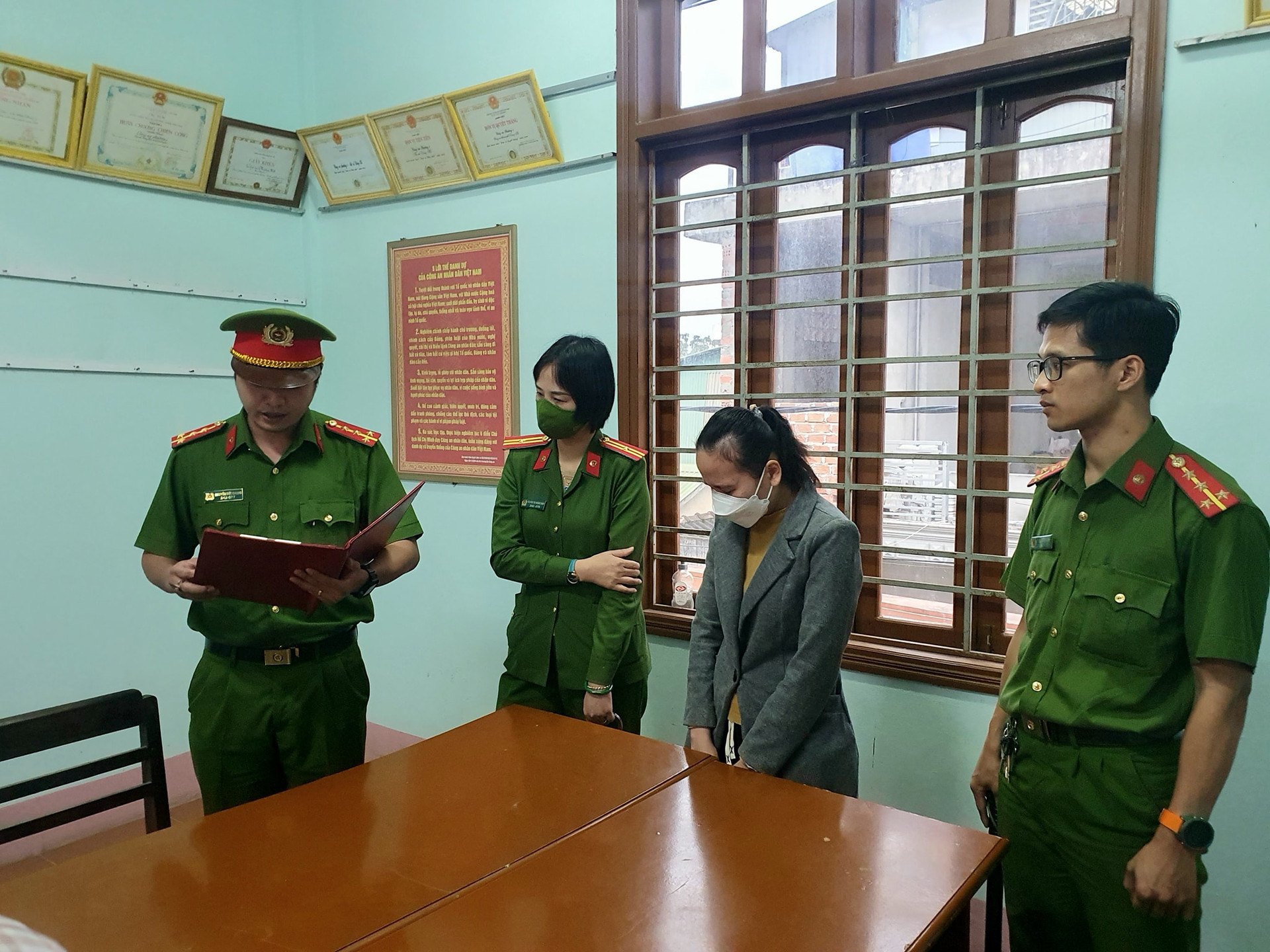 Hồ Thị Hương Loan bị bắt tạm giam về hành vi “Lừa đảo chiếm đoạt tài sản”. Ảnh: CA.