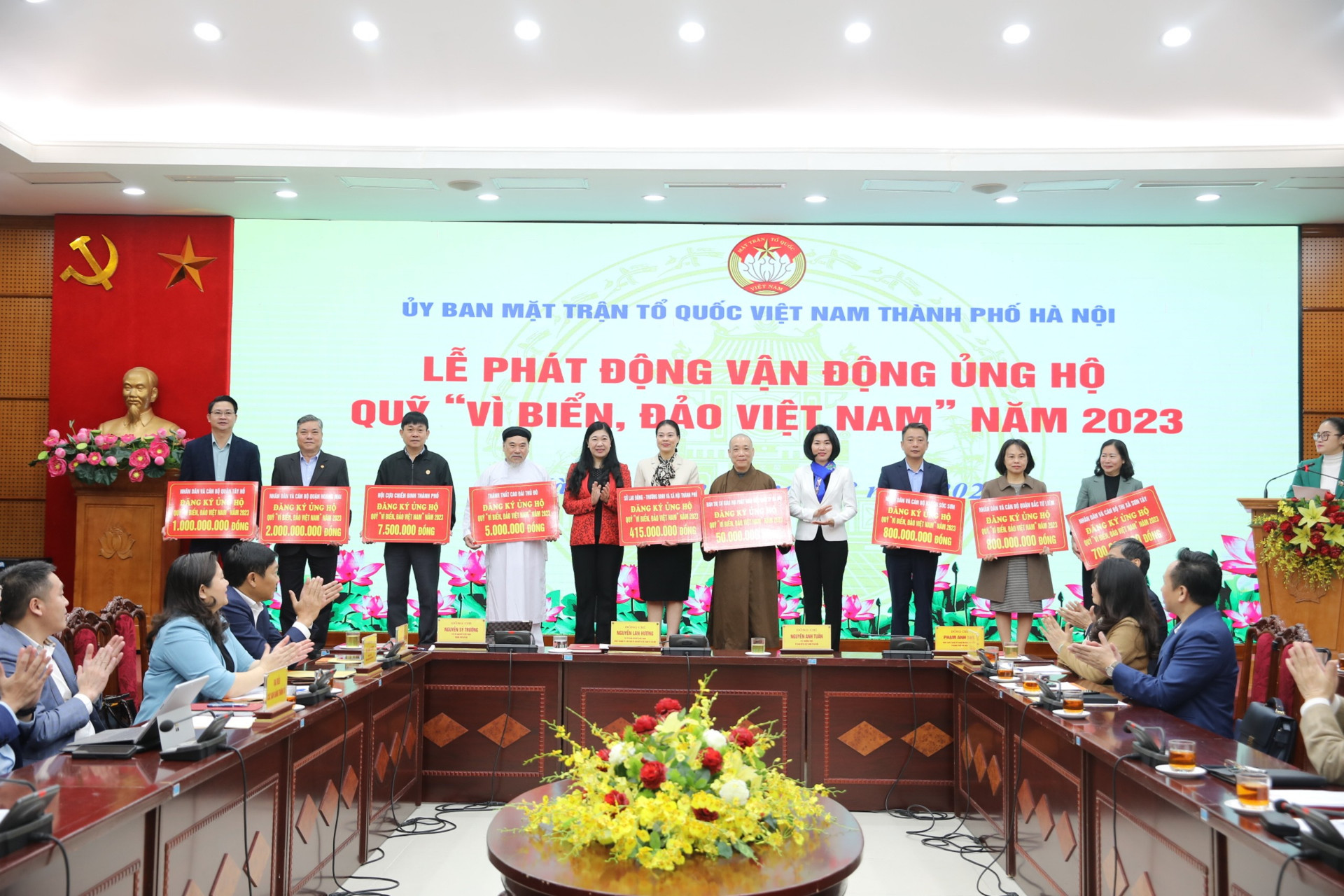 Lãnh đạo thành phố Hà Nội tiếp nhận ủng hộ Quỹ Vì biển đảo Việt Nam từ các đơn vị.
