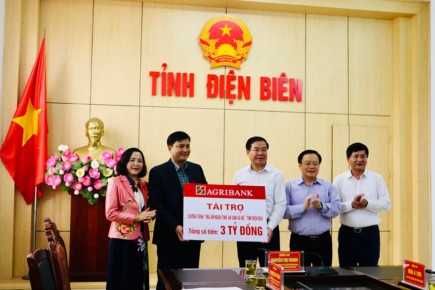 Đồng chí Phạm Toàn Vượng - Tổng Giám đốc Agribank trao tặng 3 tỷ đồng ủng hộ Chương trình “Mái ấm nghĩa tình, an sinh xã hội” tỉnh Điện Biên.