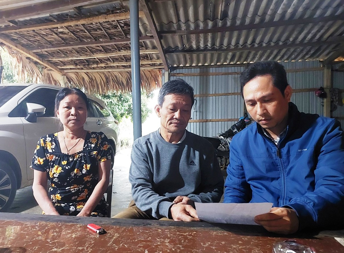 Vợ chồng ông Nguyễn Văn Long trao đổi thông tin về sự việc.