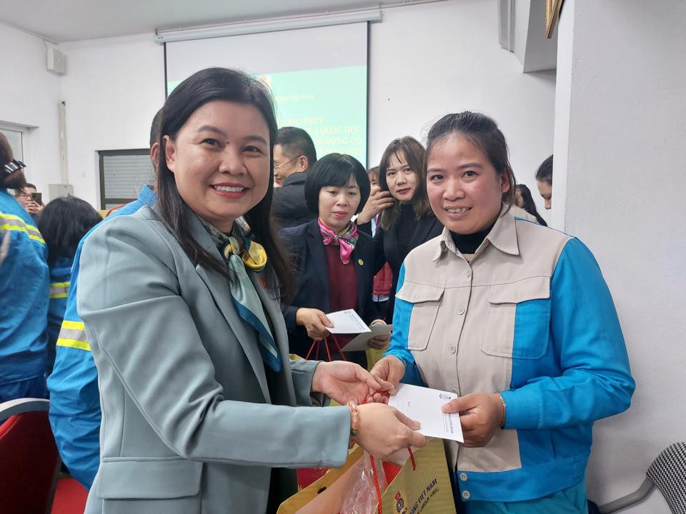 Đại diện Ủy ban pháp luật của Quốc hội  trao quà cho công nhân lao động khó khăn trên địa bàn Hà Nội.