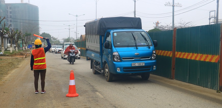 Phân luồng giao thông phục vụ xây dựng cầu vượt đường Nguyễn Tất Thành