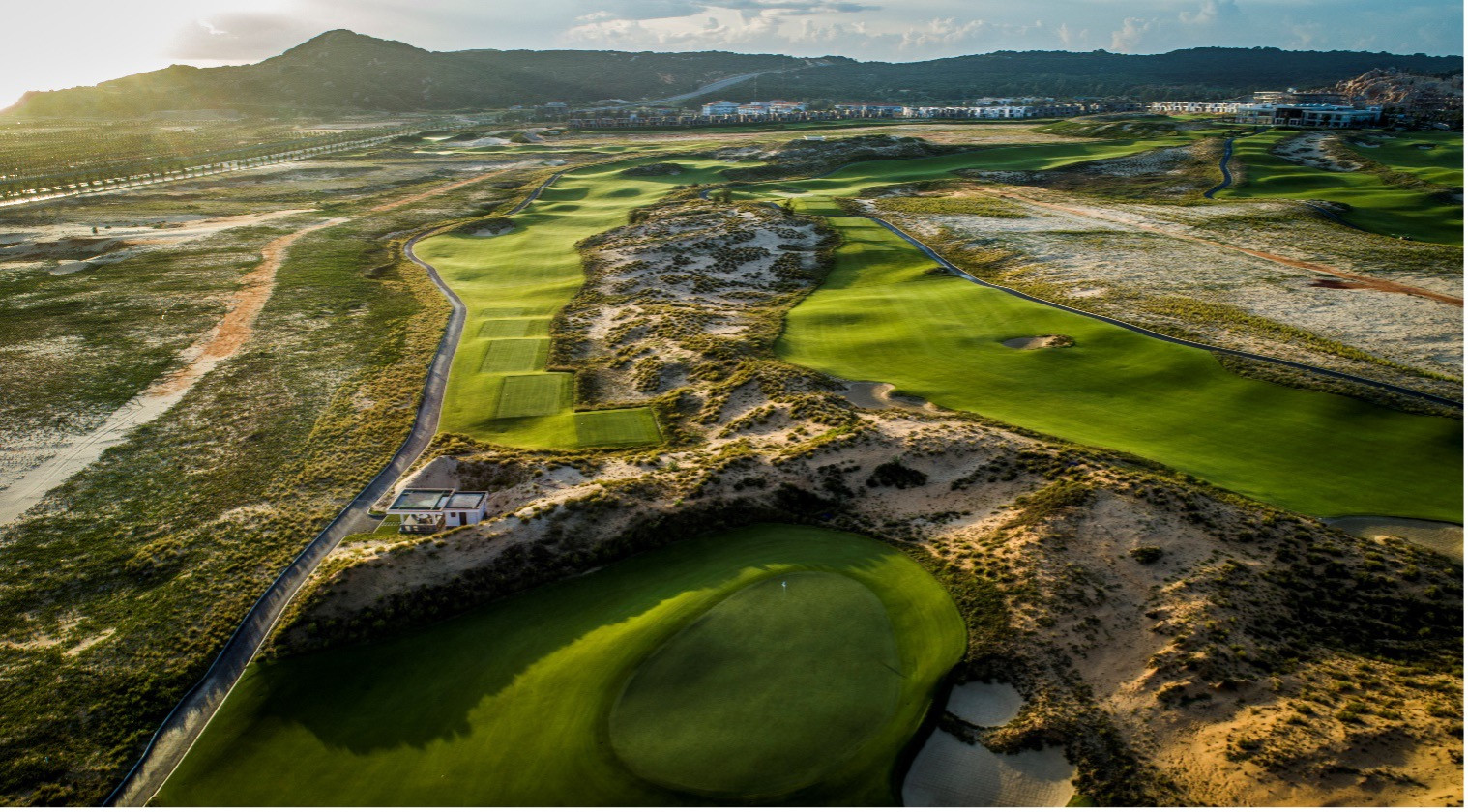 KN Golf Links được thiết kế 27 lỗ, với 18 lỗ theo phong cách sân links (liền kề bờ biển).