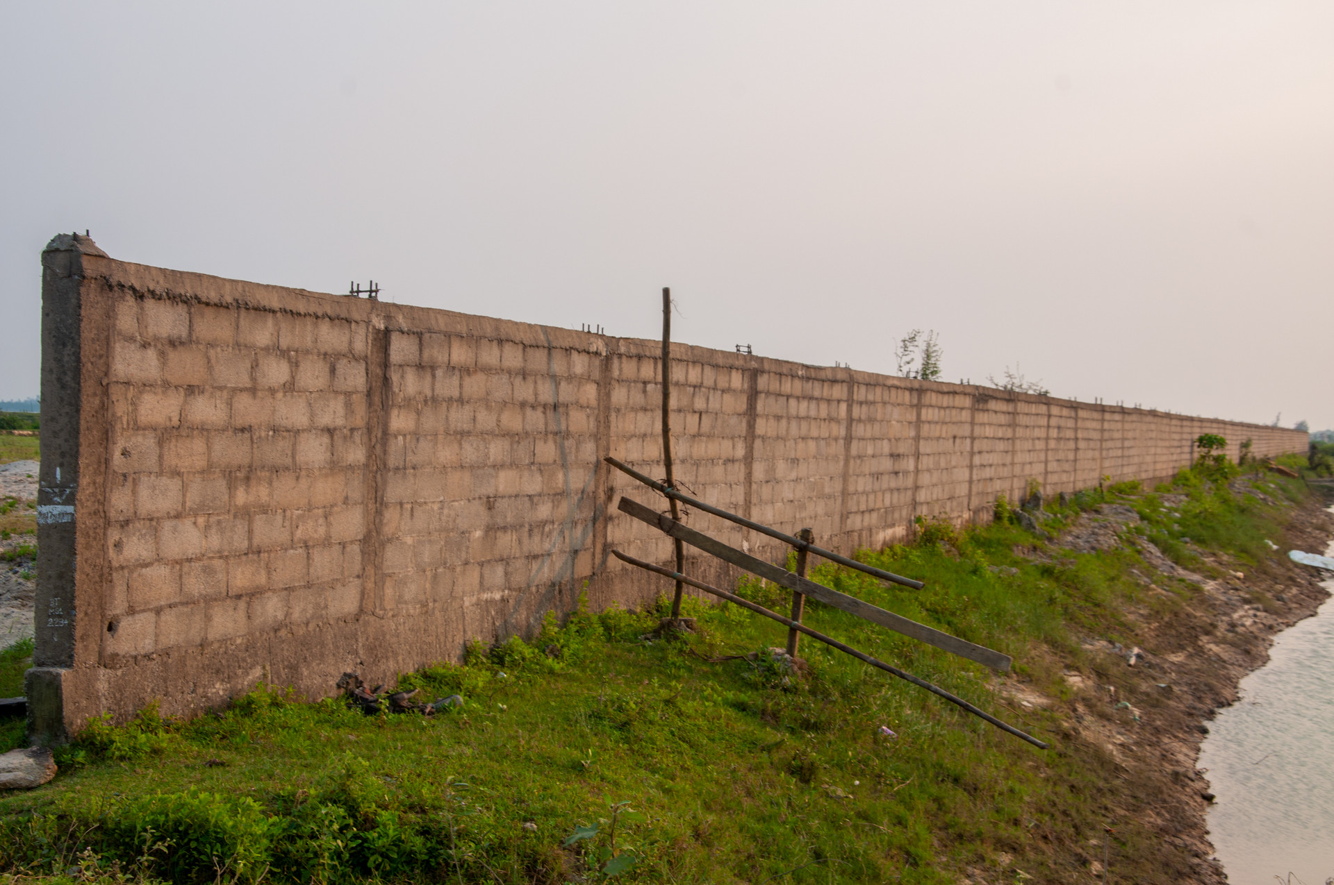 Một phần tường rào được xây lên;