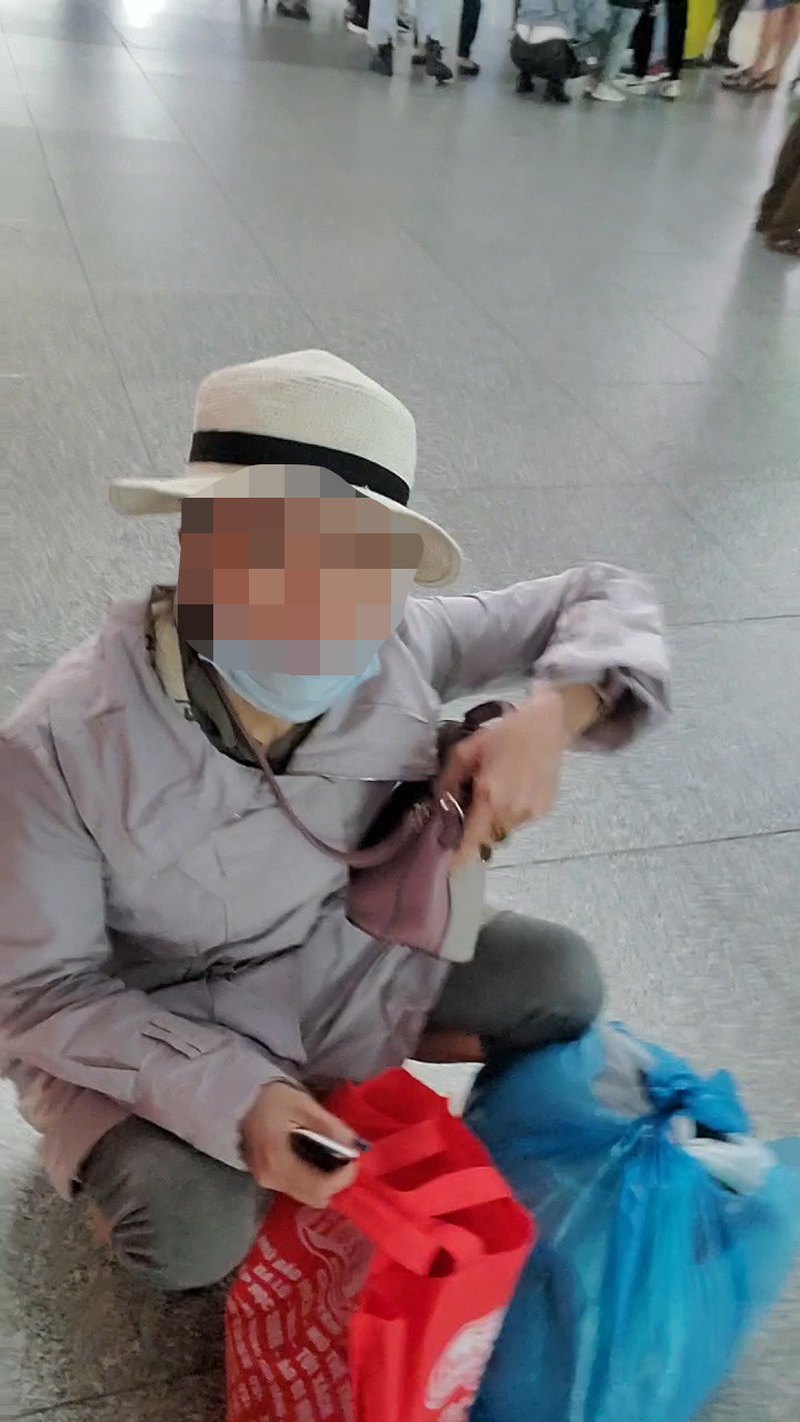 Một hành khách muốn ra Hà Nội thăm con nhưng không thể bay vì chứng minh thư đã hết hạn. Ảnh cắt từ clip ở sân bay quốc tế Đà Nẵng ngày 8/3/2021.