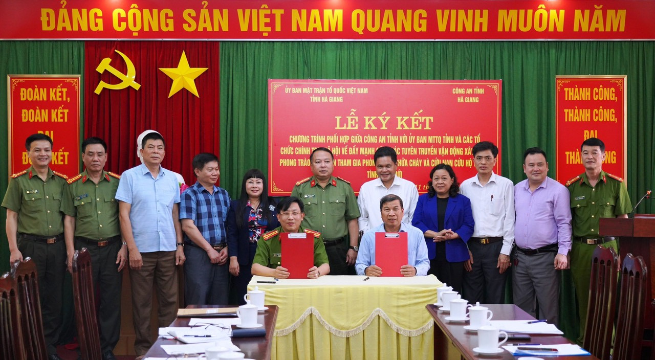 Lãnh đạo Ủy ban MTTQ tỉnh ký Chương trình phối hợp với Công an tỉnh Hà Giang.