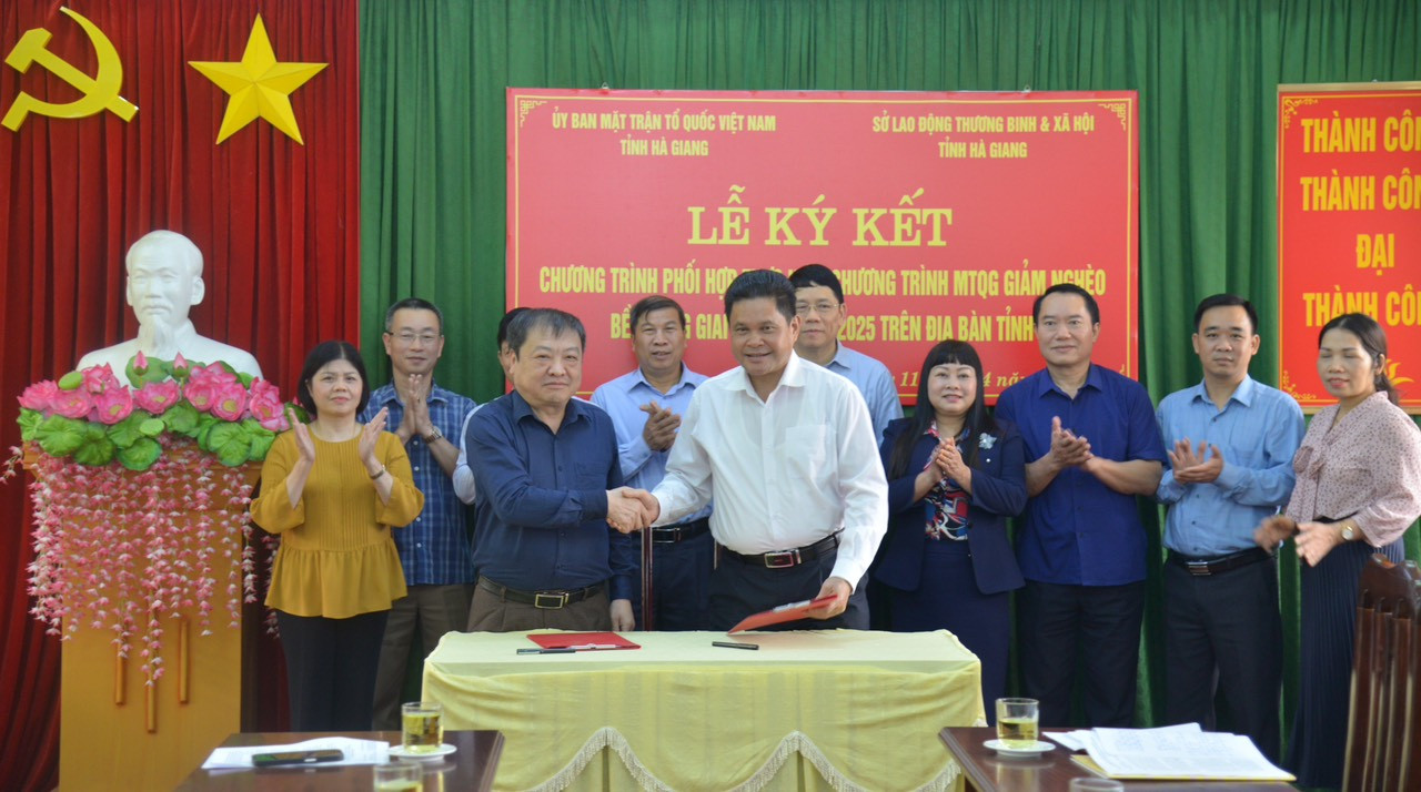 Lãnh đạo Ủy ban MTTQ tỉnh ký Chương trình phối hợp với sở LĐTB&XH tỉnh Hà Giang.