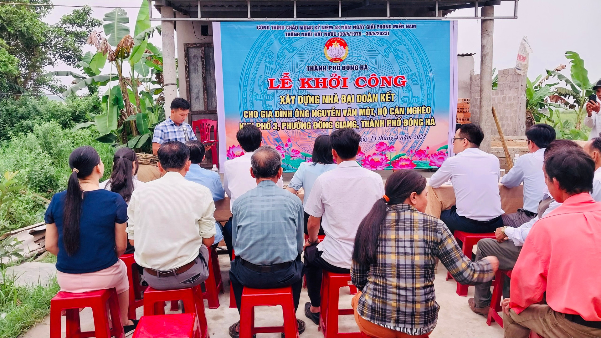Quang cảnh buổi lễ khởi công xây nhà Đại đoàn kết cho gia đình ông Nguyễn Văn Một.