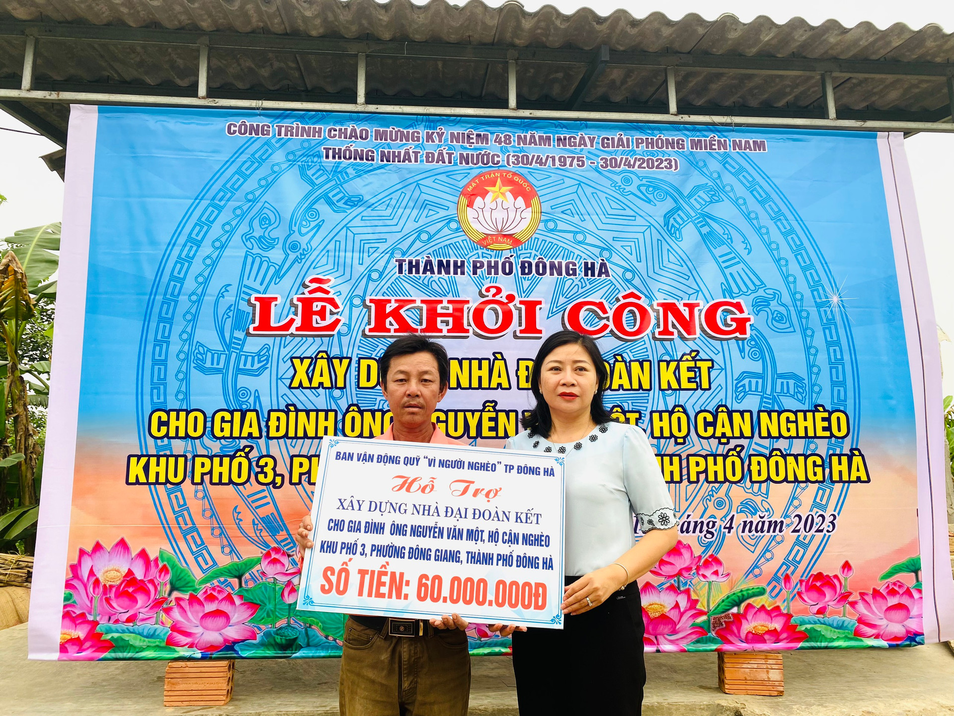 Bà Nguyễn Hồng Hải trao biểu trưng số tiền hỗ trợ.