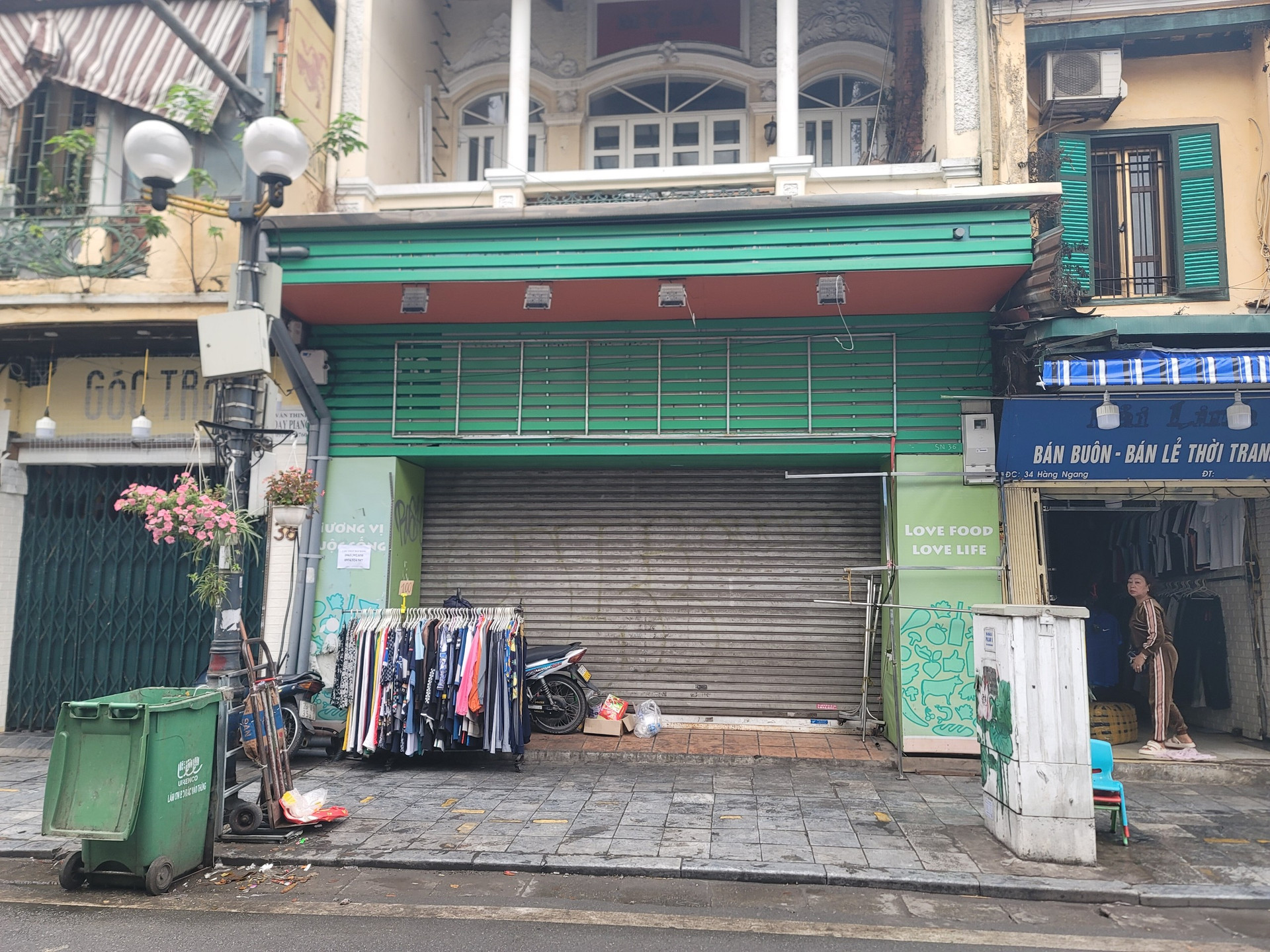 Dễ dàng thấy cảnh những mặt bằng lớn đóng cửa im lìm, treo biển cho thuê tại các phố trung tâm quận Hoàn Kiếm.