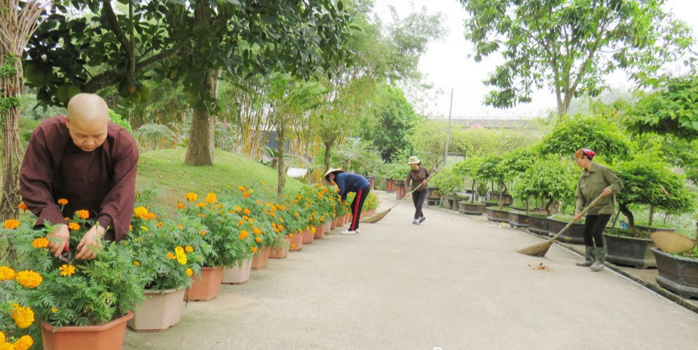 Phật tử chùa Thuần Lương, phường Lương Sơn (TP. Sông Công) thường xuyên giữ khuôn viên nhà chùa xanh, sạch, đẹp.