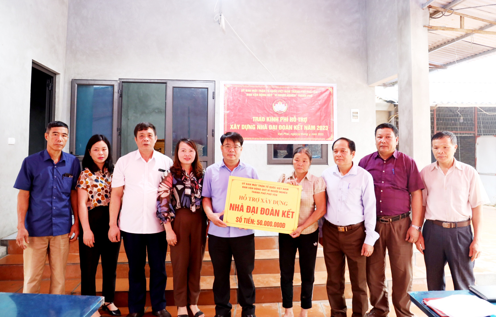 Ủy ban MTTQ thành phố Phổ Yên trao nhà đại đoàn kết cho hộ nghèo. 