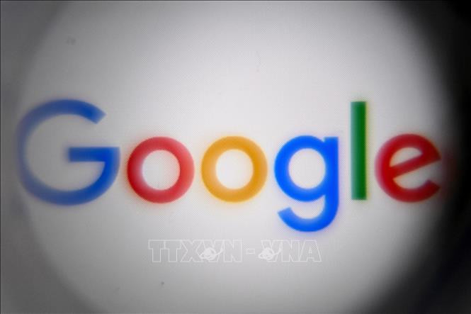 Biểu tượng Google trên màn hình điện thoại thông minh. Ảnh tư liệu: AFP/TTXVN