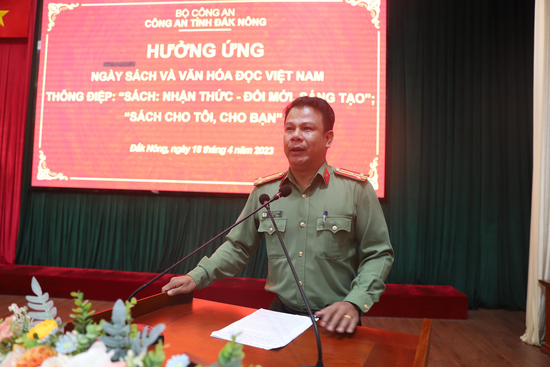 Thượng tá Nay Gia Phú, Phó Giám đốc Công an tỉnh trao tặng sách cho các đại biểu.