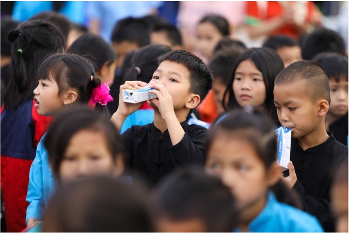 Các em học sinh trường tiểu học Húc Động thỏa thích thưởng thức những Hộp sữa thơm ngon tại sự kiện.