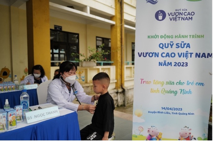 Các em học sinh tại trường tiểu học Húc Động được các bác sĩ của Vinamilk thăm khám sức khỏe và dinh dưỡng.