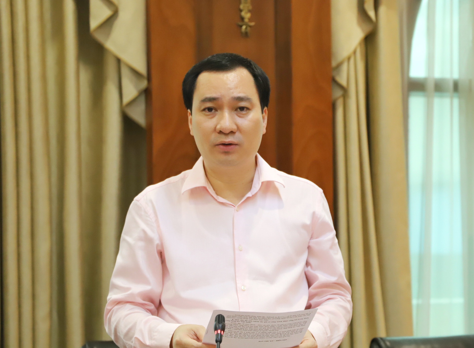 Trưởng ban Tuyên giáo Ủy ban Trung ương MTTQ Việt Nam Vũ Văn Tiến báo cáo một số nội dung của việc tuyển chọn, biên tập, công bố và phát hành Sách. 