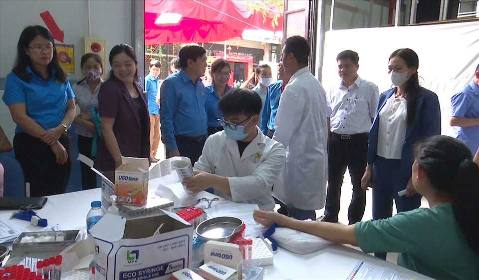 Đoàn viên công đoàn tỉnh Thái Nguyên được tư vấn, khám sức khoẻ miễn phí.