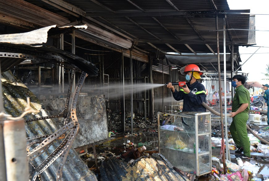 Lực lượng chức năng chữa cháy tại khu vực chợ Bình Thành (xã Bình Thành, huyện Thanh Bình). (Ảnh: Nhựt An/TTXVN)