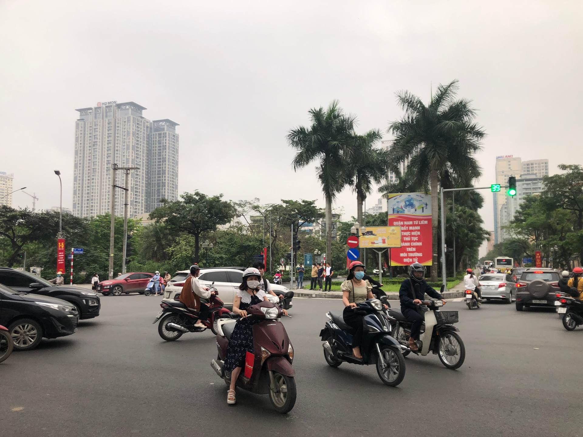 Hàng loạt xe máy vẫn rẽ trái từ Nguyễn Cơ Thạch vào Hồ Tùng Mậu.