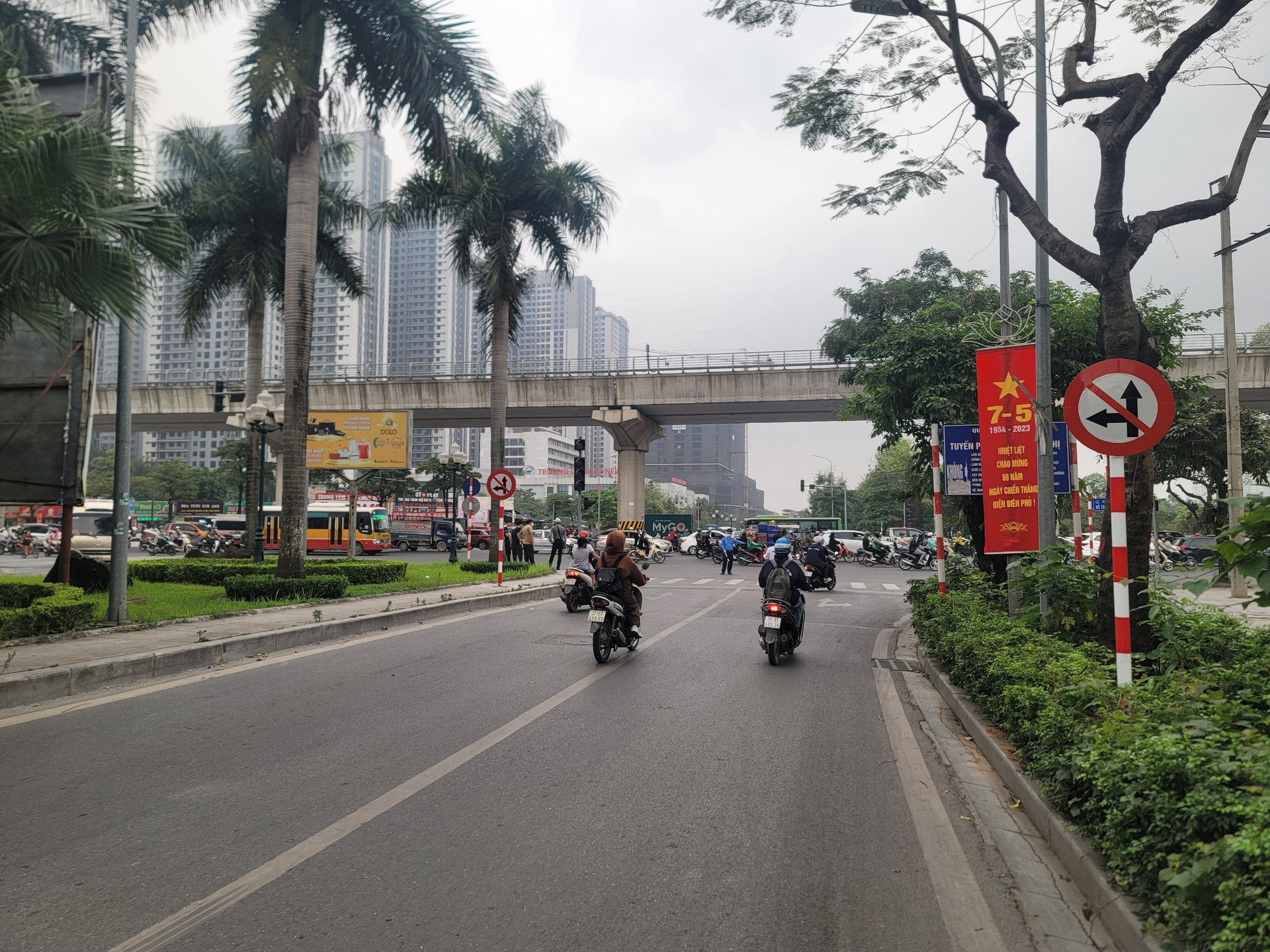 Biển cấm rẽ trái, đi thẳng được cắm cuối đường Nguyễn Cơ Thạch.