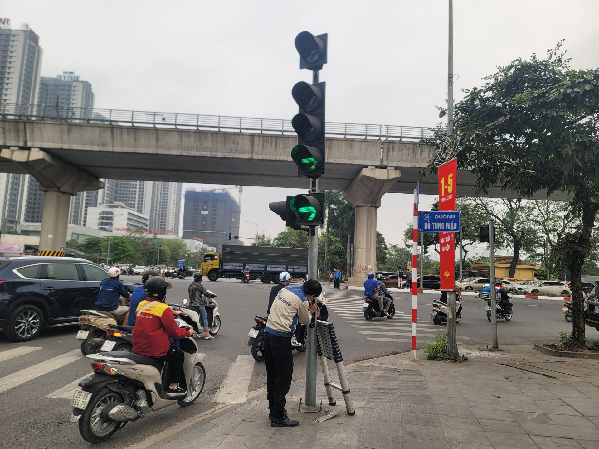 Cán bộ kỹ thuật của Ban Duy tu công trình giao thông TP Hà Nội điều chỉnh lại đèn giao thông tại nút giao. Theo đó sẽ chỉ còn đèn mũi tên rẽ phải màu xanh sáng.