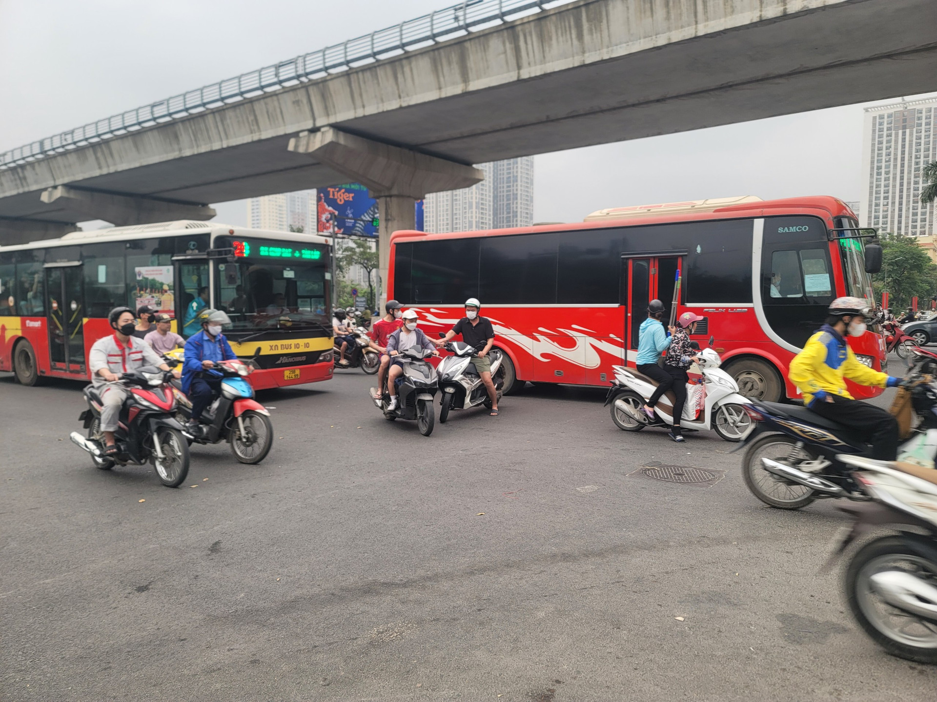 Nhiều phương tiện từ Nguyễn Cơ Thạch vẫn chạy thẳng khiến giao thông ùn ứ. 