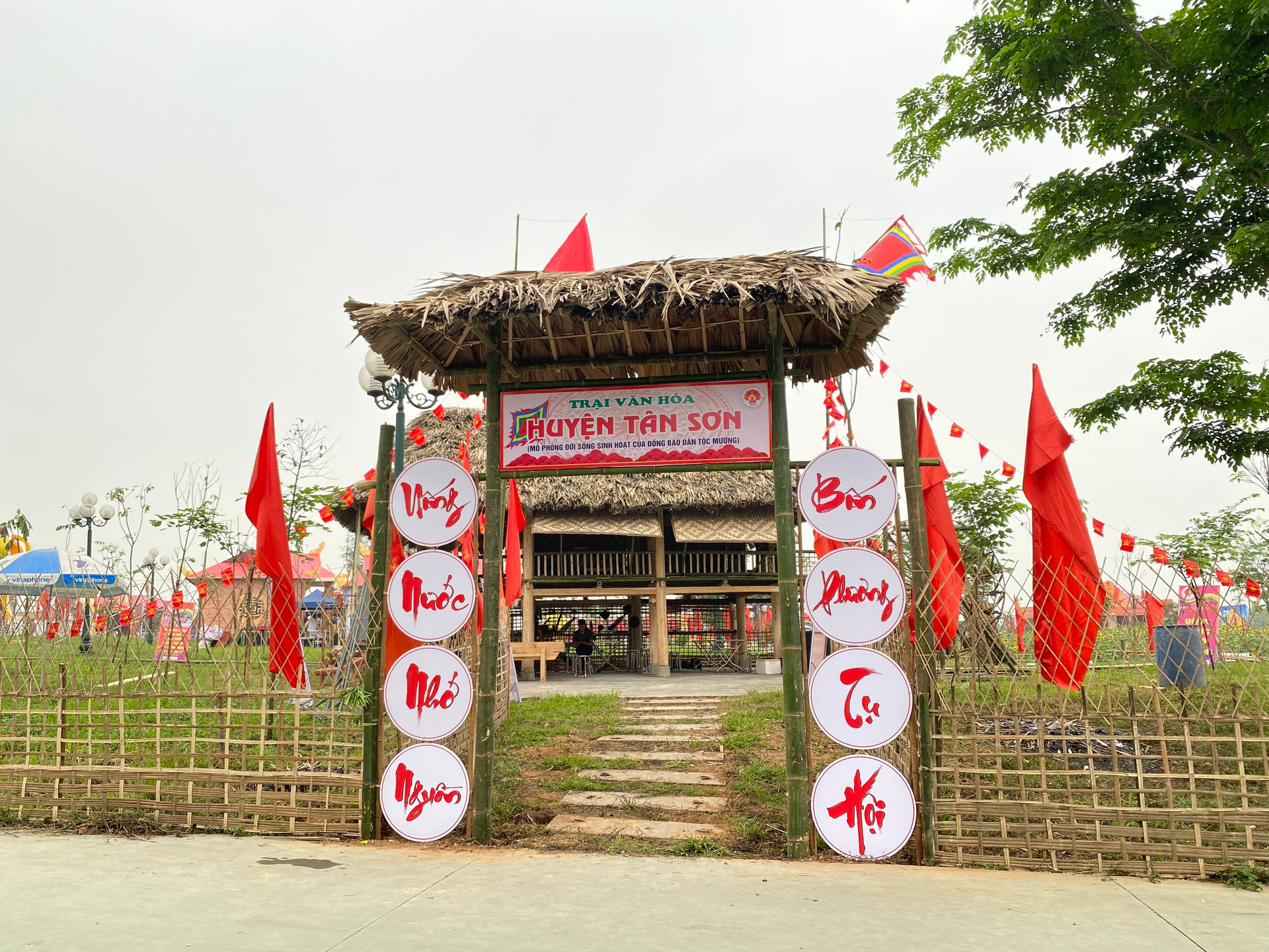 Trại văn hoá huyện Tân Sơn mang kiến trúc độc đáo...