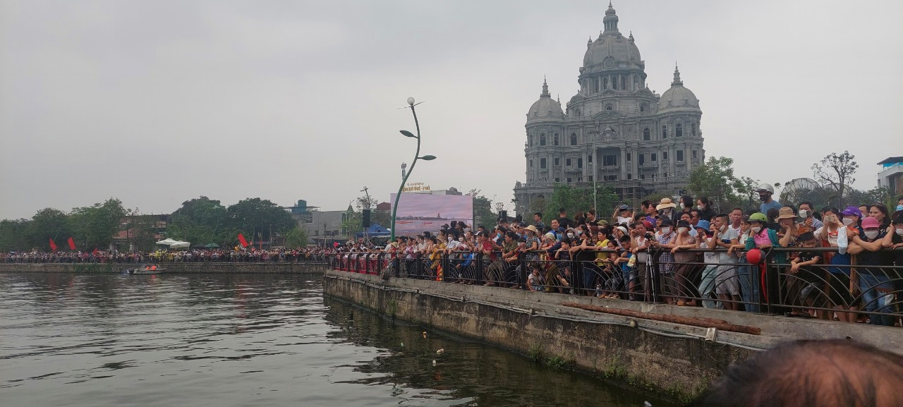 Ngay từ sáng sớm, hàng vạn người đã có mặt tại Công viên Văn Lang để cổ vũ cho các đội chải.