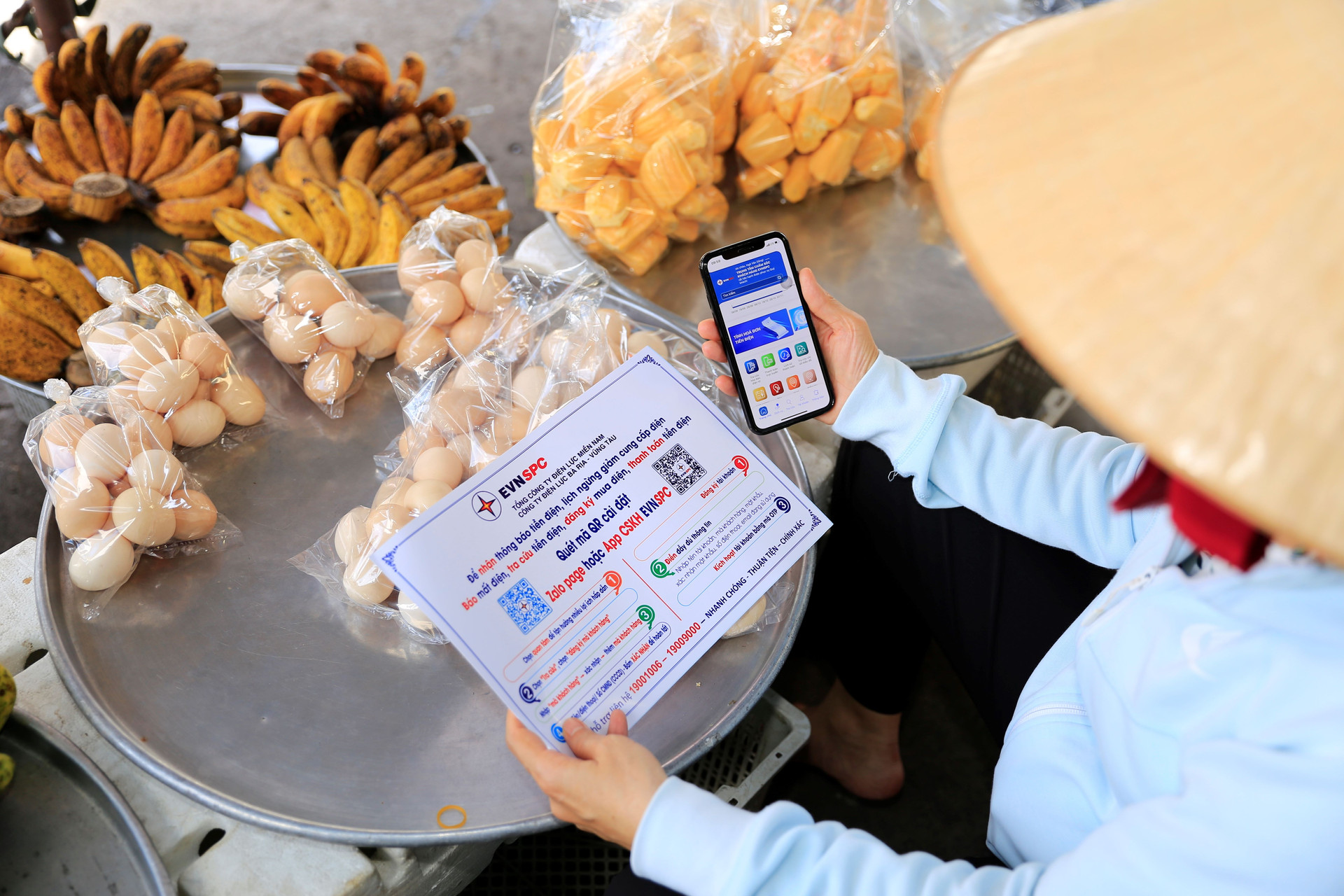 Khách hàng tại Bà Rịa–Vũng Tàu cài App CSKH thanh toán tiền điện trực tuyến.